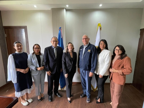 Ministra de la Mujer, Gloria Reyes, realiza visita de cortes&iacute;a al director ejecutivo de FEDODIM